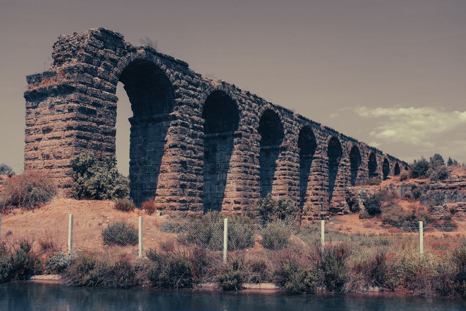 Beautiful capture of a historic Roman aqueduct with stunning stone arches and natural surroundings.